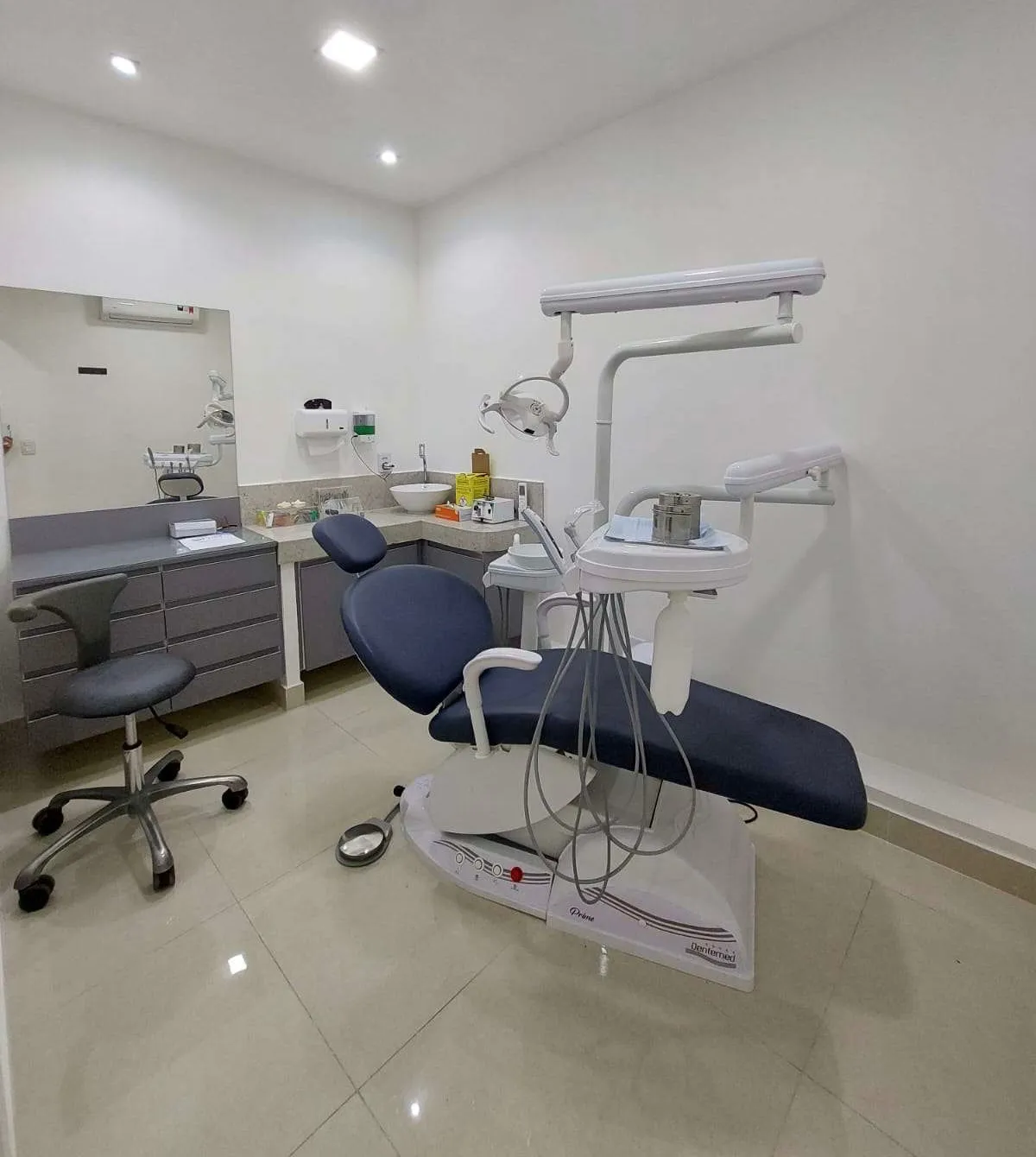 Cadeira e equipamento odontológico do consultório